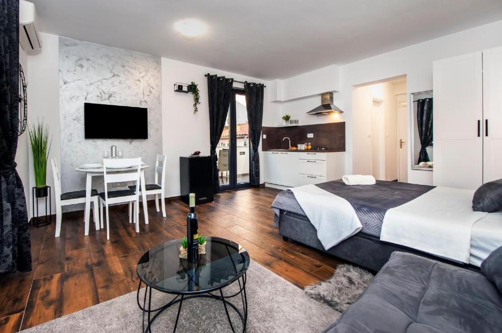 Deluxe Apartments A&A - 2 روفينج المظهر الخارجي الصورة