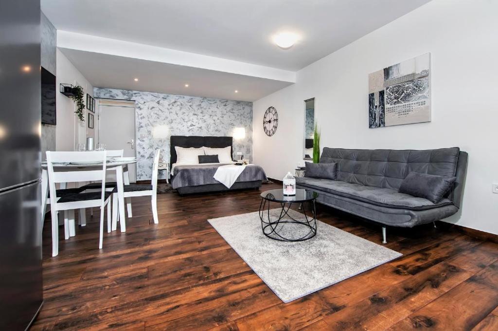 Deluxe Apartments A&A - 2 روفينج المظهر الخارجي الصورة